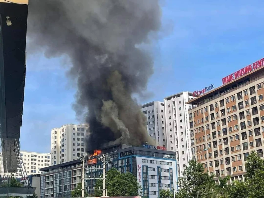 Chung cư 'bạn' phun vòi rồng hỗ trợ chữa cháy tòa nhà ở Bắc Ninh.jpg