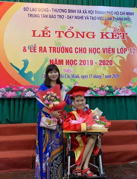 Nguyễn Trần Lê Hạc và mẹ trong ngày lễ tốt nghiệp. Cậu là học sinh giỏi toàn diện của trường suốt 12 năm qua. Ảnh: Nhân vật cung cấp.