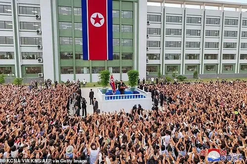 Ông Kim đã hứa sẽ xây dựng lại và hiện đại hóa các khu vực gần biên giới với Trung Quốc bị tàn phá bởi lũ lụt gần đây khi ông chào đón hàng nghìn cư dân sơ tán được ở tạm thời tại thủ đô của đất nước.