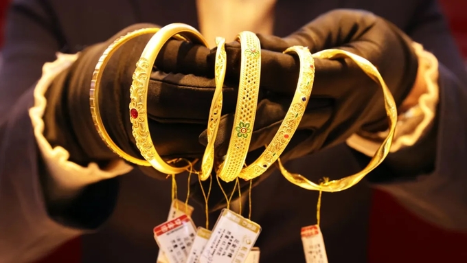 Vòng tay bằng vàng tại một cửa hàng trang sức ở tỉnh Chiết Giang, Trung Quốc. Ảnh: CNBC.