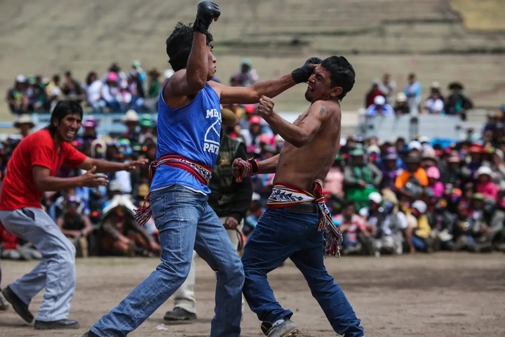Không khí tại lễ hội Takanakuy thu hút sự chứng kiến của đông đảo người dân. (Ảnh: Getty Images)