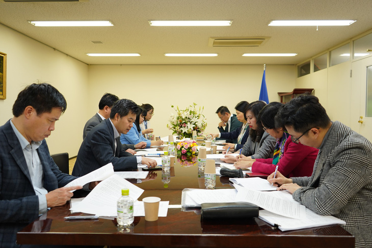 Thứ trưởng Bộ Ngoại giao Lê Thị Thu Hằng và Thứ trưởng Bộ Ngoại giao Nhật Bản Komura Masahiro làm việc ở Đại sứ quán Việt Nam tại Nhật Bản ngày 5-4 - Ảnh: BỘ NGOẠI GIAO