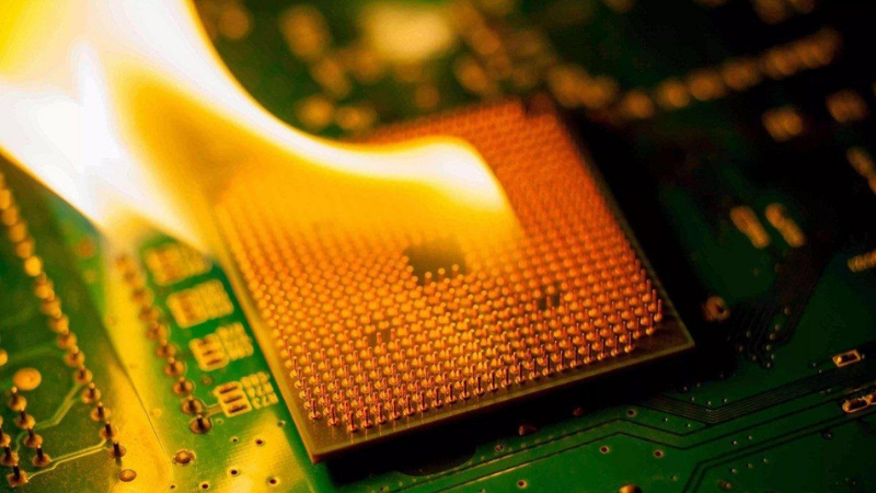 Đôi khi, CPU trên smartphone còn bị hâm nóng trong những không gian chật hẹp, như túi quần chẳng hạn. (Nguồn: GEARVN).