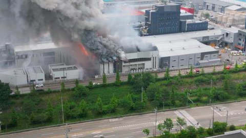 Hiện trường vụ hỏa hoạn tại nhà máy của Aricell ở Hwaseong, cách Seoul 45 km về phía nam, ngày 24-6 - Ảnh: YONHAP