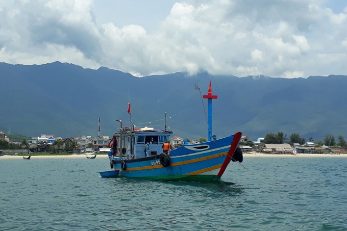 Người dân đi thuyền từ Đà Nẵng ra Thừa Thiên Huế. Ảnh: BĐBP