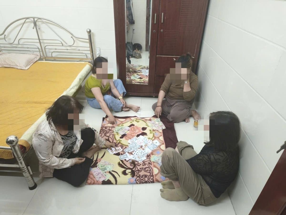 Nhóm “kỳ bẽo” bị bắt quả tang.