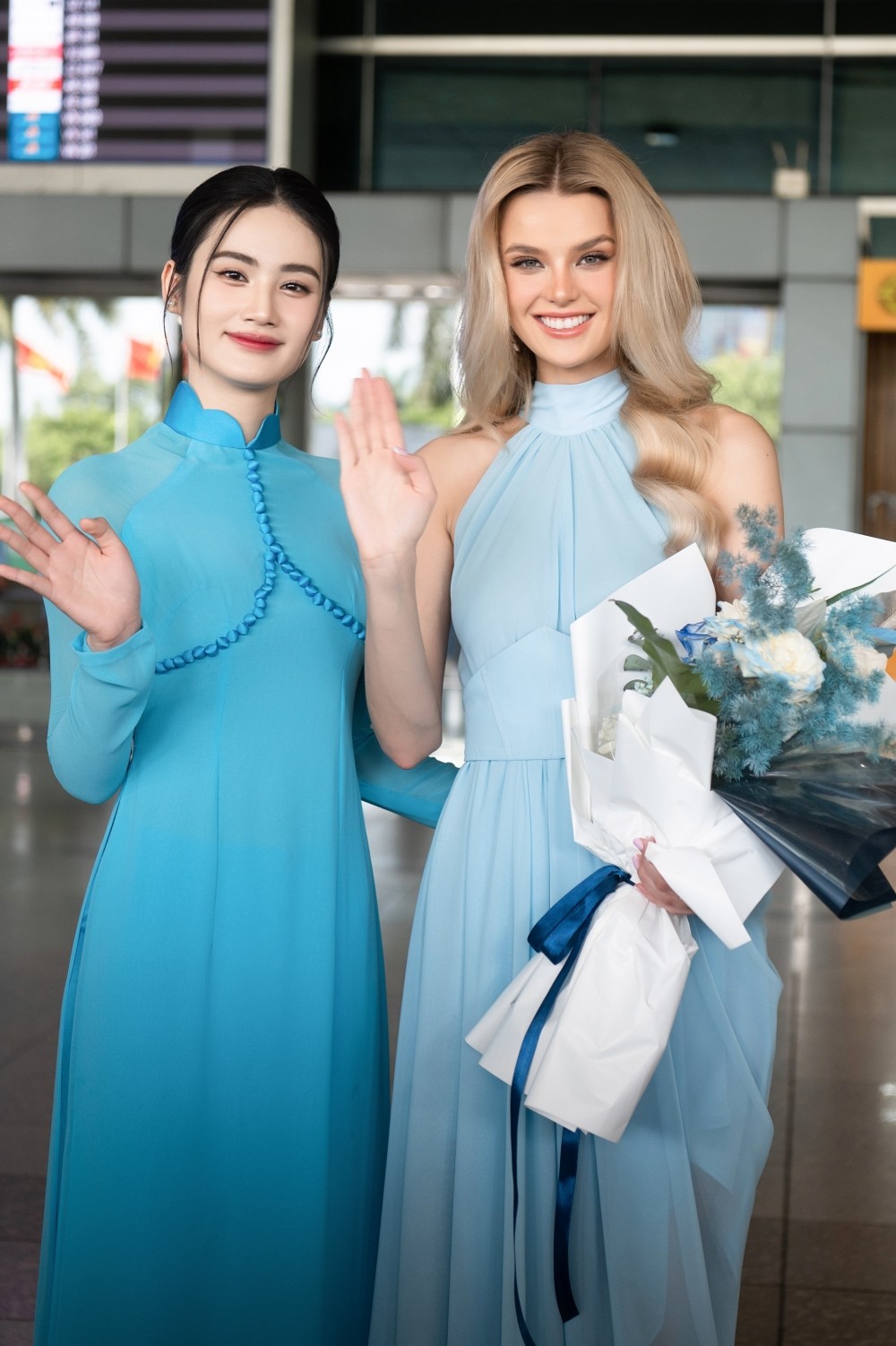 Nhan sắc tựa công chúa Disney của đương kim Miss World 2024 khi tới Việt Nam ảnh 1