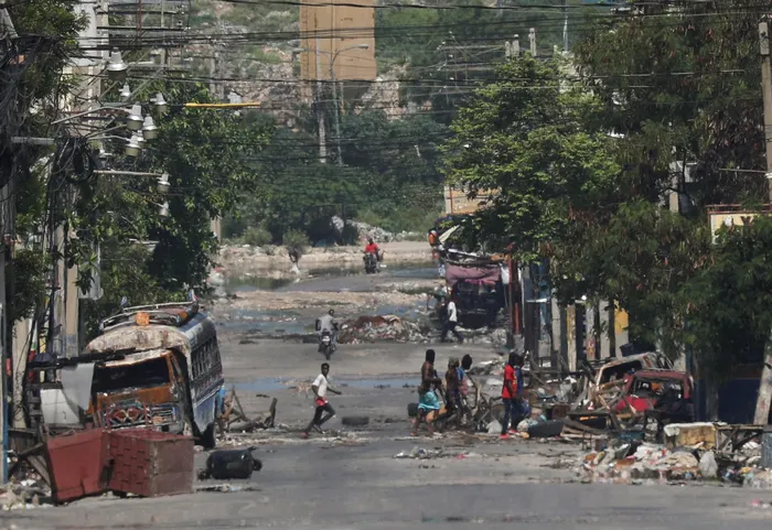  Các thành viên băng đảng trên một con phố ở Port-au-Prince, Haiti vào ngày 23 tháng 4 năm 2024. Ảnh: Reuters 