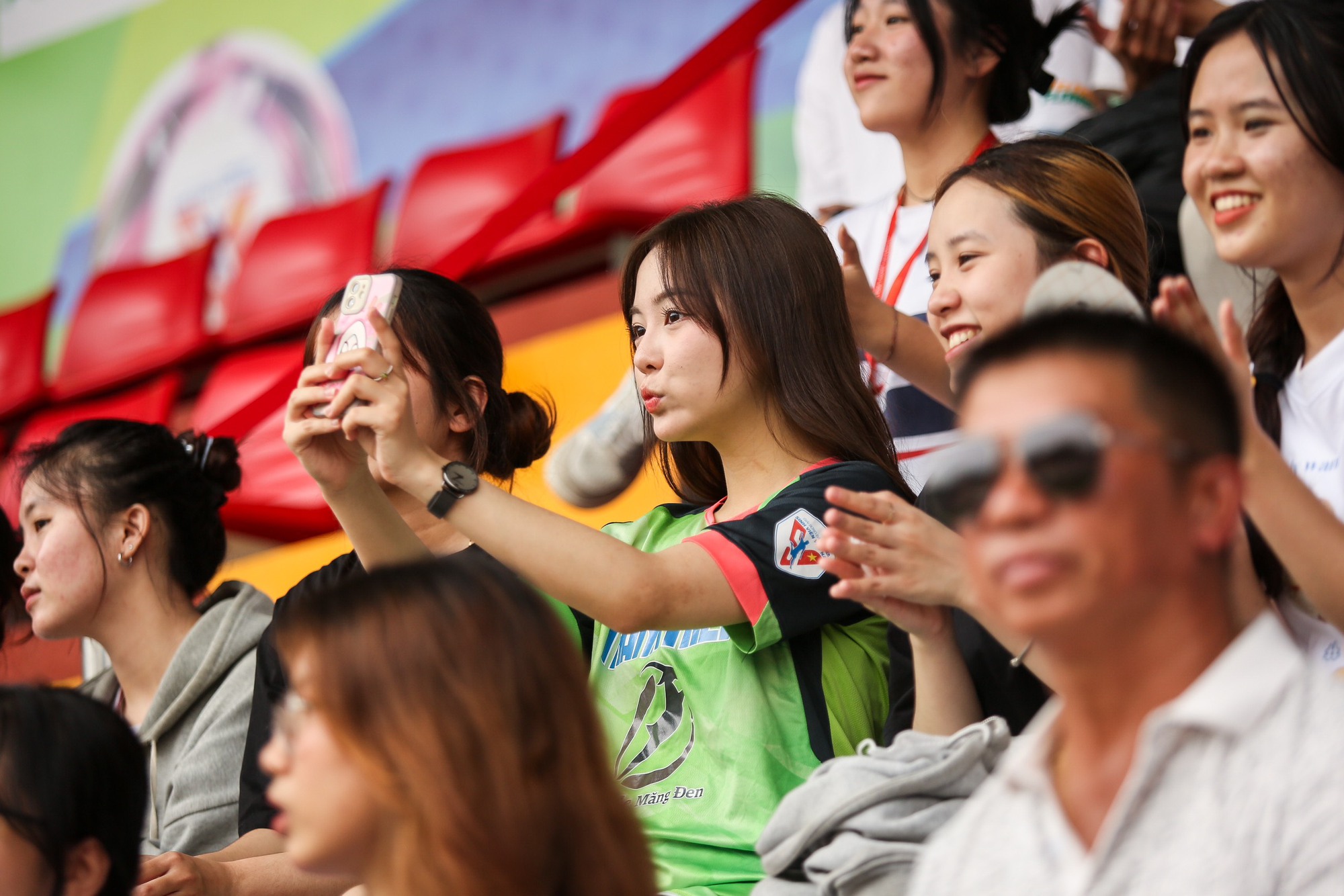 Những ‘nàng tiên’ ngày khai mạc giải bóng đá Thanh Niên sinh viên Việt Nam- Ảnh 4.
