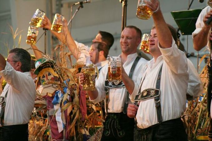 Cái tên tiếp theo được mọi người nhắc đến là Lễ hội bia Oktorberfest, Đức. Đây là lễ hội bia nổi tiếng nhất thế giới, nhưng du khách phàn nàn rằng sự kiện này đang dần mất đi sự hấp dẫn vì lượng khách tới quá đông và mọi thứ thực sự đắt đỏ. Đồ ăn vẫn ngon, nhưng mọi thứ thật đắt. Ảnh: Flickr
