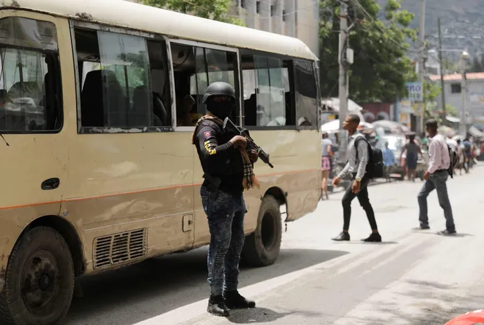 Một sĩ quan cảnh sát Haiti làm nhiệm vụ bảo đảm an ninh ở thủ đô Port-au-Prince. Ảnh: Reuters