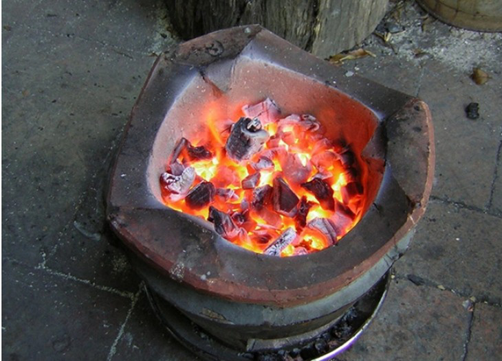 Đốt bếp than củi sưởi ấm mùa lạnh có thể gây ngộ độc khí CO - Ảnh minh họa
