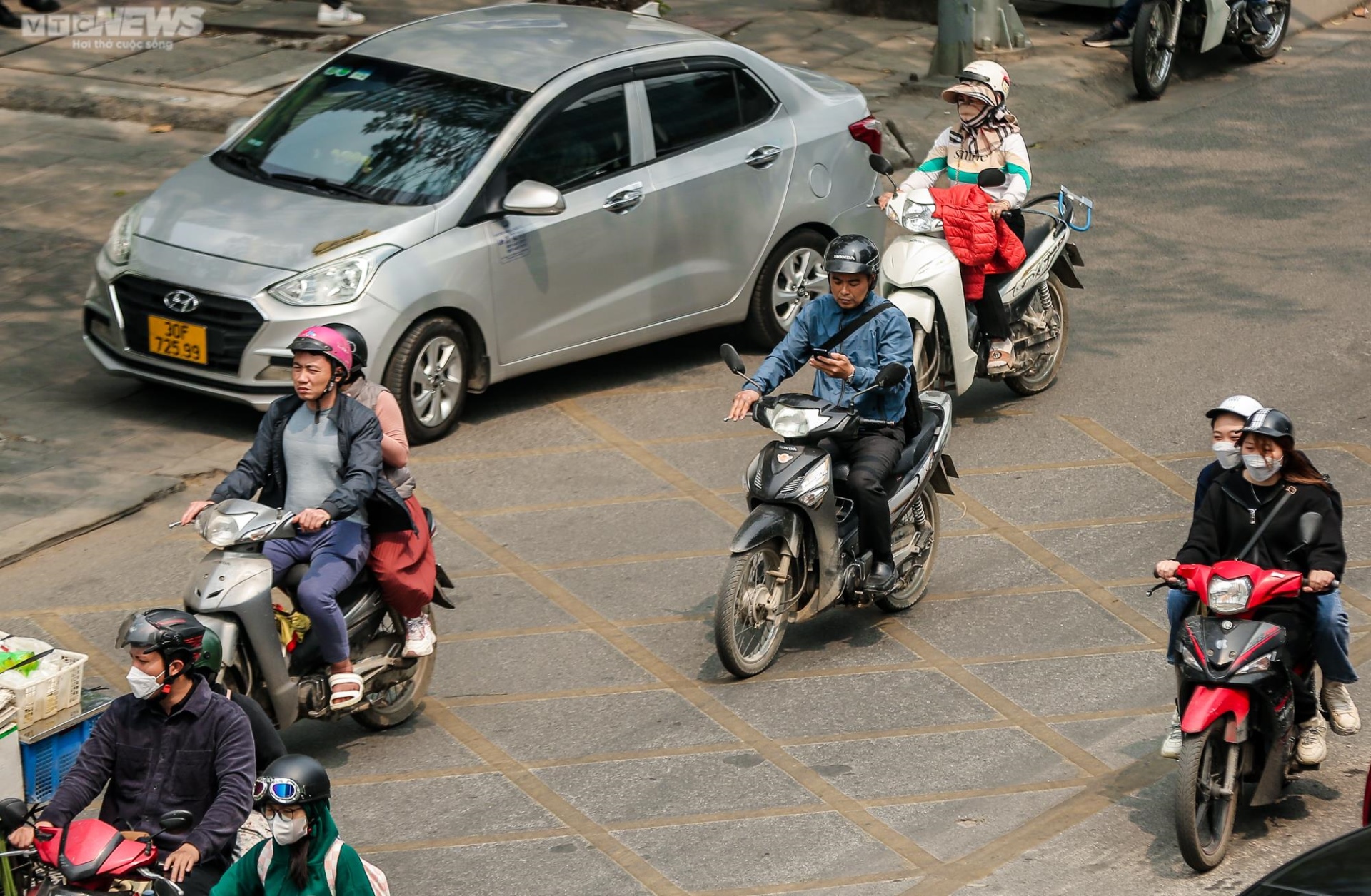 Hà Nội: Người dân vô tư sử dụng điện thoại khi đang lái xe - 3