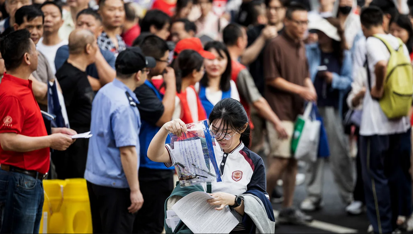Một học sinh bước vào trường trong ngày đầu tiên của kỳ thi tuyển sinh đại học quốc gia, được gọi là gaokao, ở Vũ Hán, Trung Quốc vào ngày 7/6 (Ảnh: AFP)