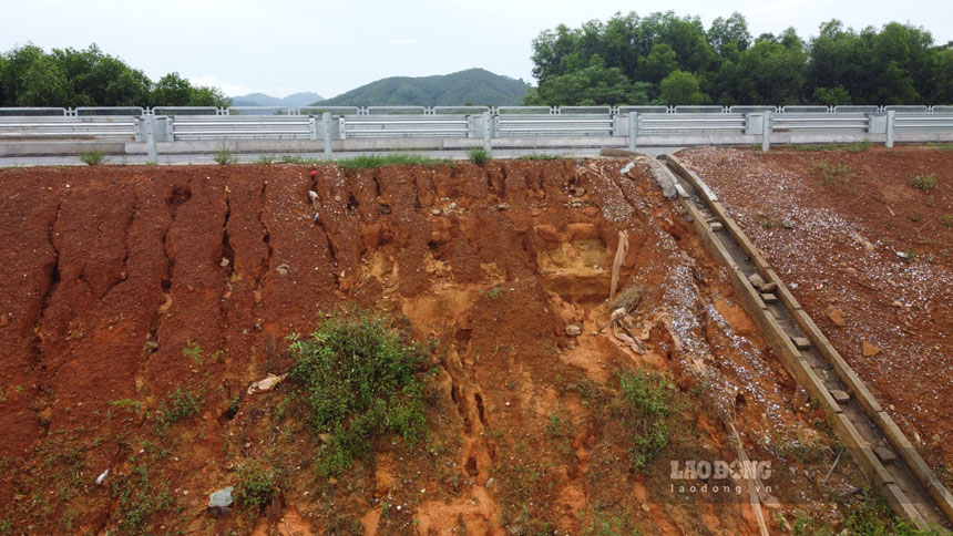 Phía chủ đầu tư cho rằng nguyên nhân cao tốc Tuyên Quang - Phú Thọ vừa thi công xong đã xuống cấp do ảnh hưởng của mưa bão (?). 