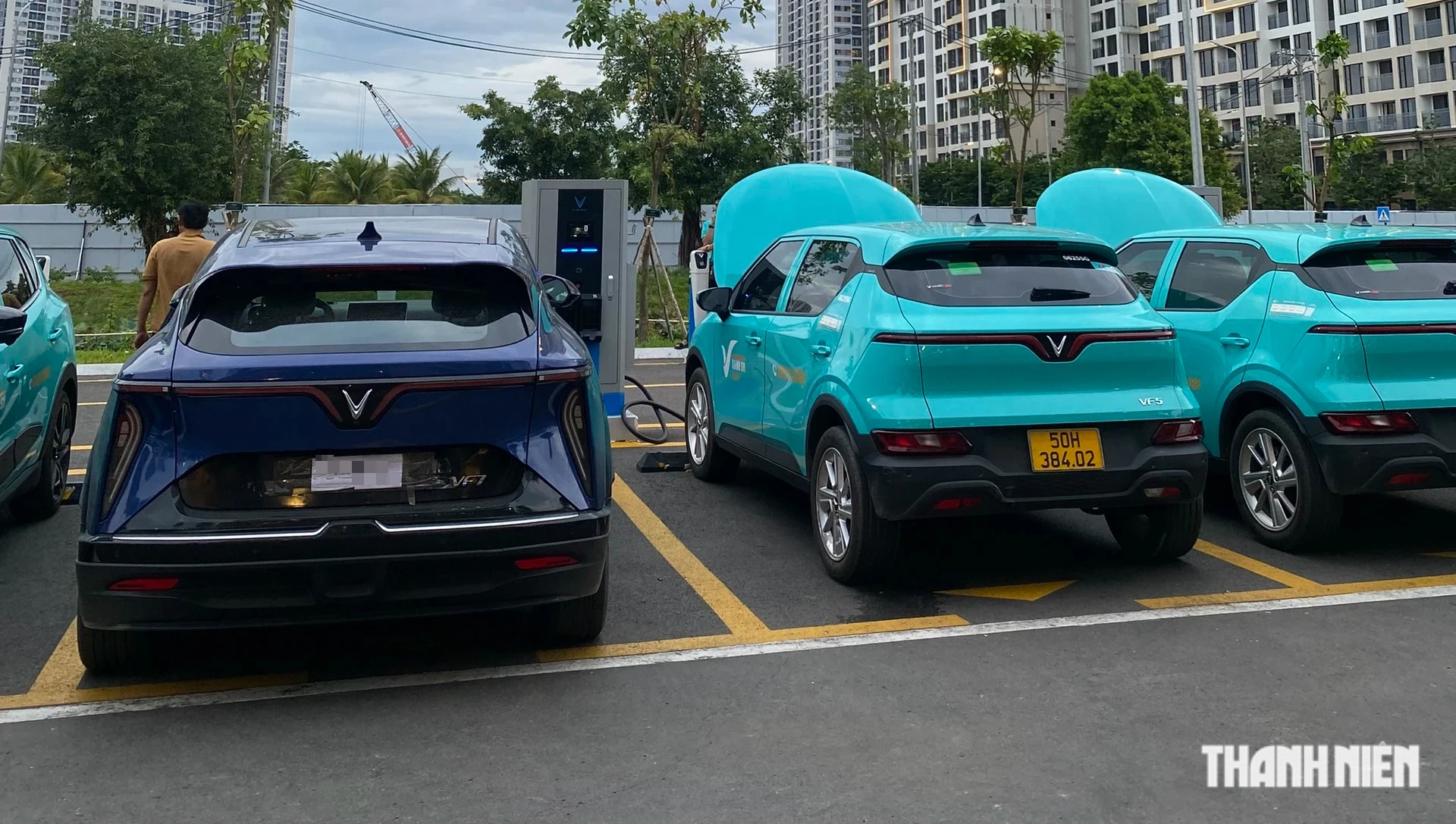 VinFast miễn phí sạc pin và gửi xe, sức ép lớn với xe điện Trung Quốc- Ảnh 1.