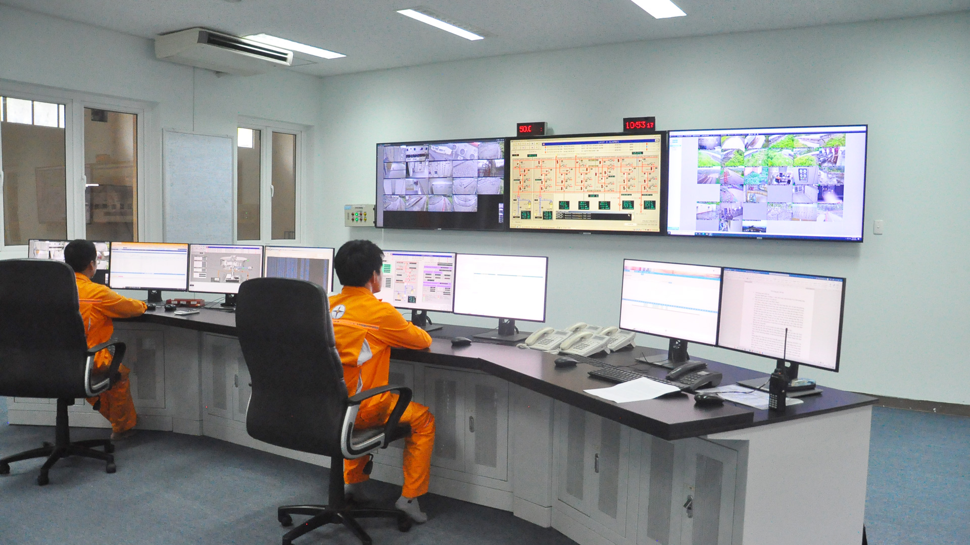  Các kỹ sư Thủy điện Đại Ninh đang vận hành các tổ phát điện tại Nhà máy nằm dưới chân đèo Đại Ninh