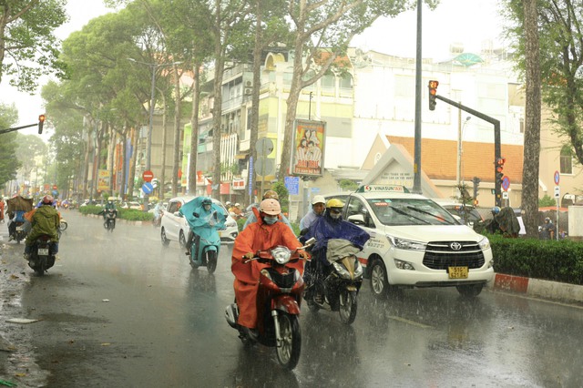 Chiều nay 21-5, TP HCM tiếp tục hứng mưa to- Ảnh 1.