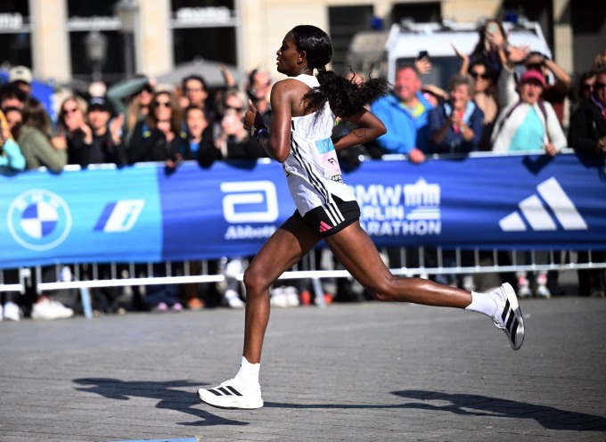Assefa trên đường chạy Berlin Marathon 2023 ngày 24/9. Ảnh: Reuters
