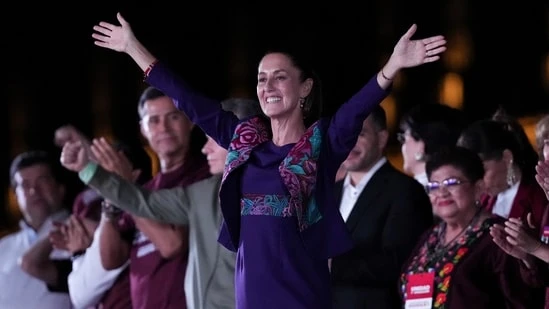 Tổng thống đắc cử Claudia Sheinbaum phát biểu trước những người ủng hộ tại quảng trường chính của Zocalo, Thành phố Mexico, sau khi Viện bầu cử quốc gia thông báo bà giữ vị trí dẫn đầu không thể đảo ngược trong cuộc bầu cử, vào sáng sớm thứ Hai, ngày 3 tháng 6 năm 2024. (AP)