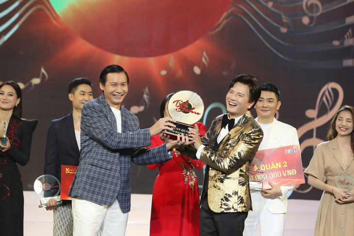 Đạo diễn Vũ Thành Vinh trao giải quán quân Tình bolero 2022 cho Nguyễn Lê Bá Thắng