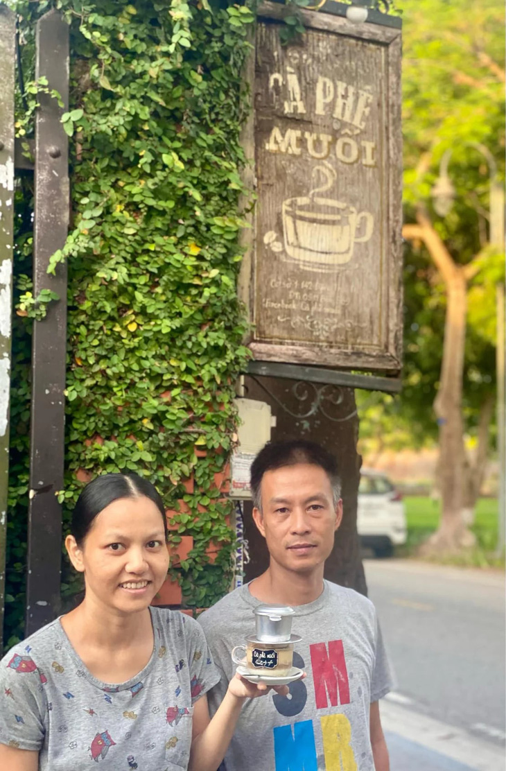 Đồng sáng lập quán Cà phê muối là chị Hồ Thị Thanh Hương và anh Trần Nguyễn Hữu Phong - Ảnh: Cà phê muối