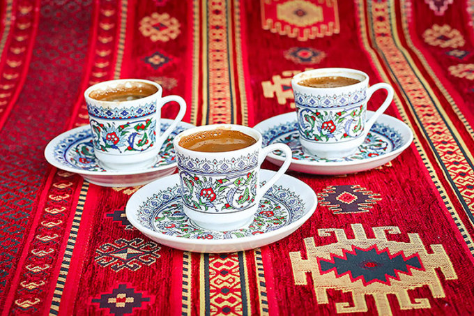 Thổ Nhĩ Kỳ là một quốc gia yêu trà, nhưng trà chỉ trở nên phổ biến sau chiến tranh thế giới thứ nhất, khi đất nước này rơi vào khủng hoảng kinh tế. Khi đó, trà trở thành lựa chọn phổ biến thay thế cà phê vì nó rẻ hơn. Ảnh: Tastepak