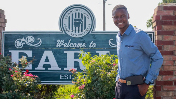 Thị trưởng da màu 18 tuổi, trẻ nhất nước Mỹ, vừa tốt nghiệp cấp 3 - Ảnh 1.