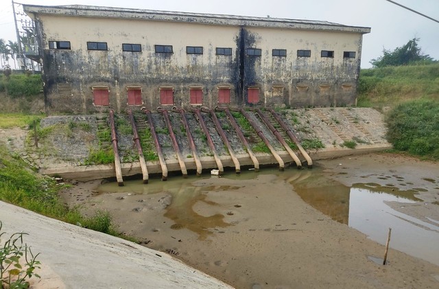 Cửa lấy nước vào trạm bơm Ái Nghĩa (huyện Đại Lộc, tỉnh Quảng Nam) bị cạn khô nước