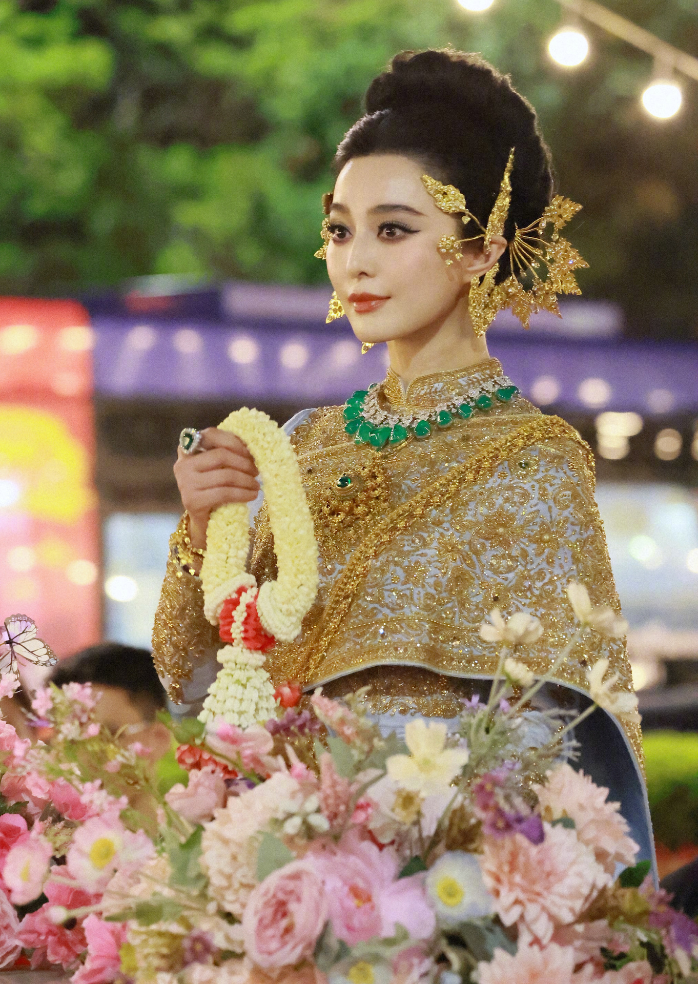 Trên trang cá nhân, Phạm Băng Băng cũng chia sẻ loạt khoảnh khắc đẹp tại lễ hội và bày tỏ sự thích thú khi tham gia sự kiện. Ngôi sao xứ Trung ấn tượng bởi sự nhiệt tình của người Thái, trang phục truyền thống đẹp mắt cùng món gỏi đu đủ xanh.
