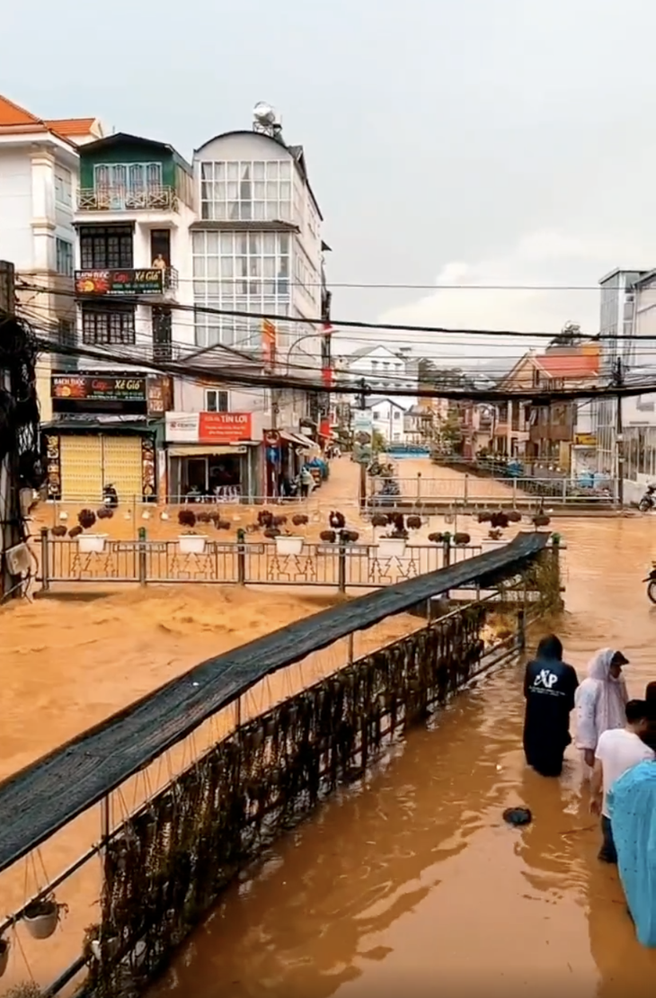 Đoạn giao giữa đường Phan Đình Phùng và suối Cam Ly ngập nặng, đoạn ngập kéo dài khoảng 50 m - Ảnh: N.K