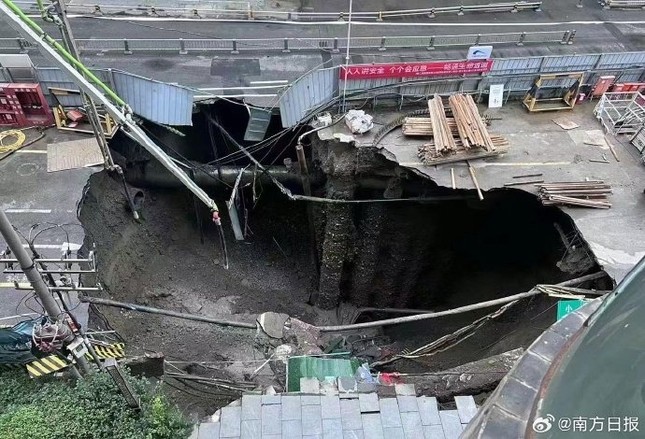 Trung Quốc: Sập công trình xây ga tàu điện ngầm làm xuất hiện hố tử thần ảnh 2