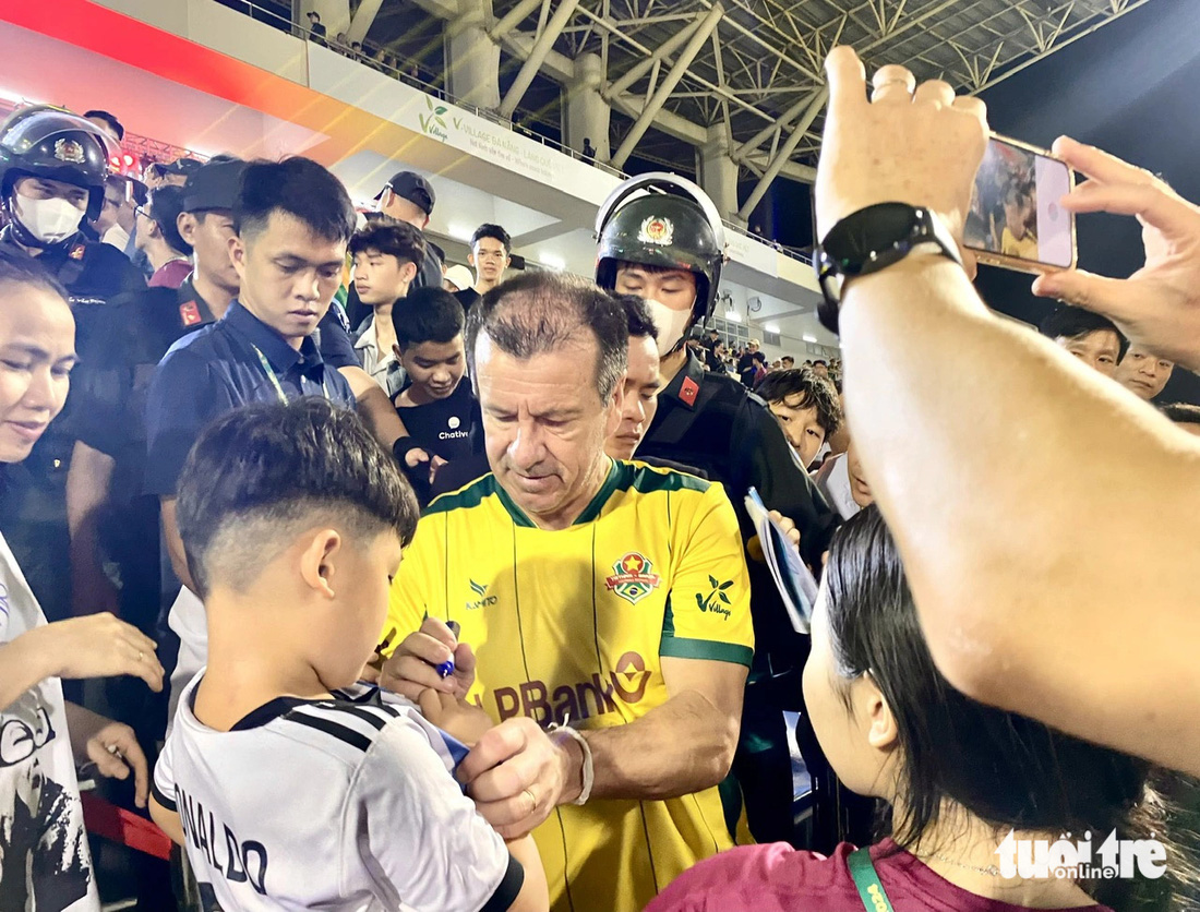 Giữa hai hiệp thi đấu, HLV Dunga và các siêu sao còn ký tặng cổ động viên trên sân Hòa Xuân, Đà Nẵng - Ảnh: TRƯỜNG TRUNG
