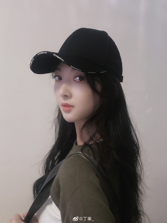 002U4fqNgy1gtof3r3f0aj61pt2aeqv502.jpg