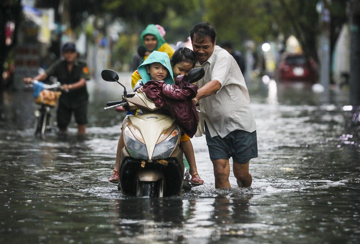 Người dân chật vật vượt biển nước về nhà sau mưa lớn ở TPHCM ảnh 2