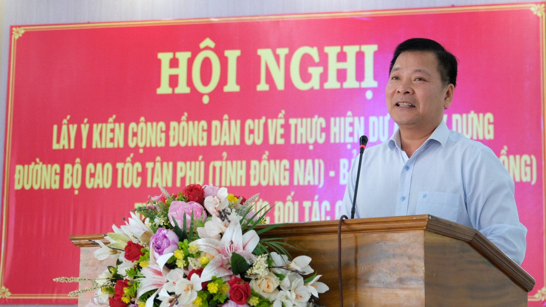 Đồng chí Tống Giang Nam - Chủ tịch UBND huyện Đạ Tẻh phát biểu, giải đáp ý kiến của người dân