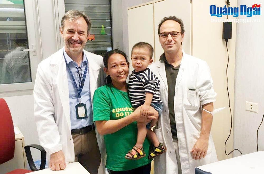 Các bác sĩ Bệnh viện Bambino Gesu (Ý) chụp hình cùng chị Hằng và Lộc trước khi mẹ con chị trở về Việt Nam. Ảnh: NVCC
