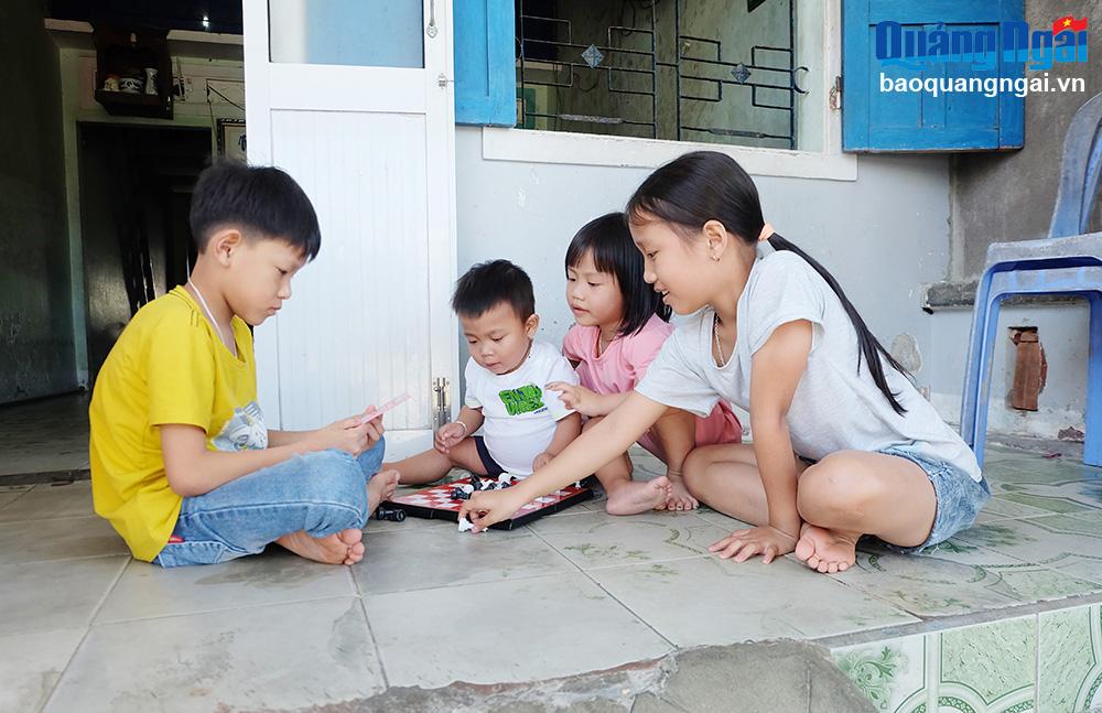 Cậu bé Nguyễn Anh Lộc (3 tuổi) vui chơi cùng các anh chị trong dịp xuân Giáp Thìn 2024.                                                                                                         Ảnh: BẢO HÒA