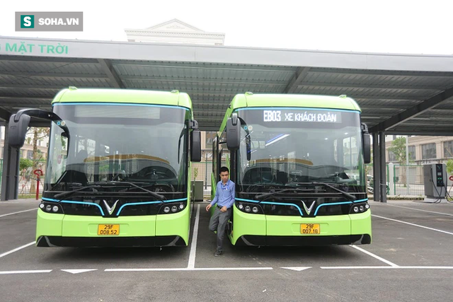  Xe buýt điện VinBus chính thức lăn bánh: Người dân hào hứng đi thử - Ảnh 12.