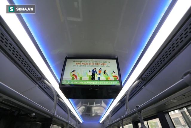  Xe buýt điện VinBus chính thức lăn bánh: Người dân hào hứng đi thử - Ảnh 6.
