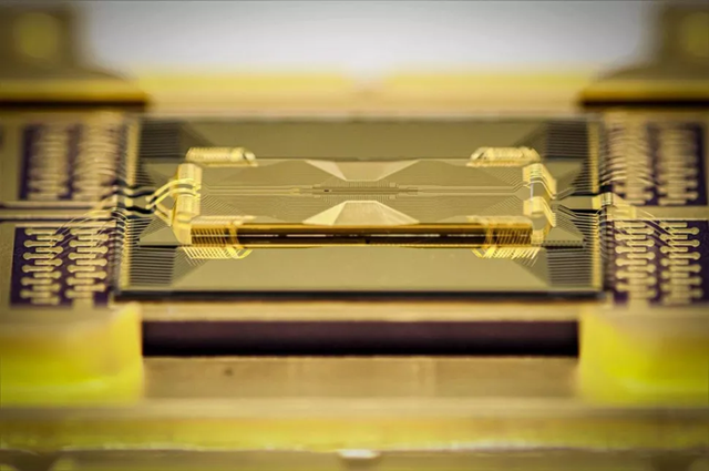 Công ty Mỹ phát triển được chip lượng tử thủy tinh, có thể dễ dàng tăng sức mạnh chip lên hàng trăm qubit - Ảnh 1.