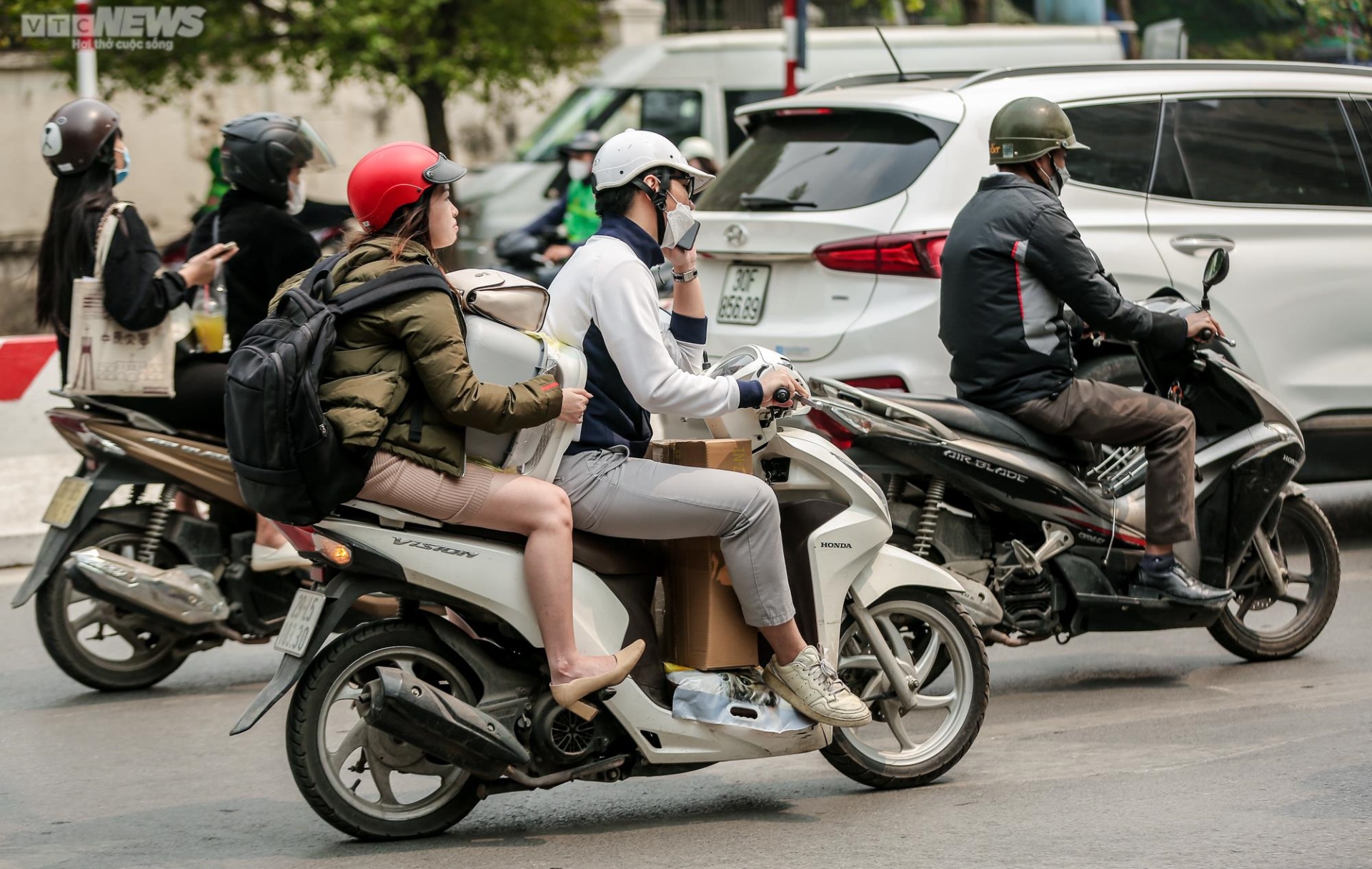 Hà Nội: Người dân vô tư sử dụng điện thoại khi đang lái xe - 12