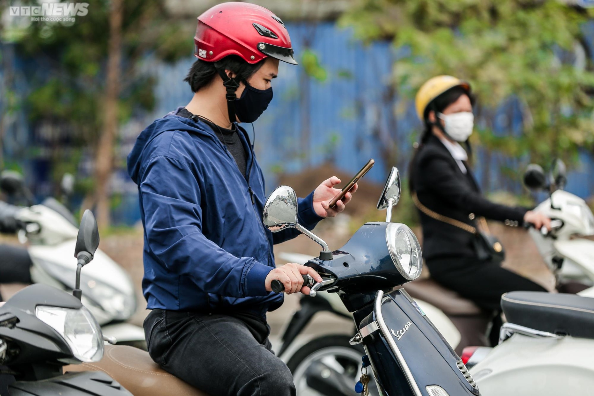 Hà Nội: Người dân vô tư sử dụng điện thoại khi đang lái xe - 10