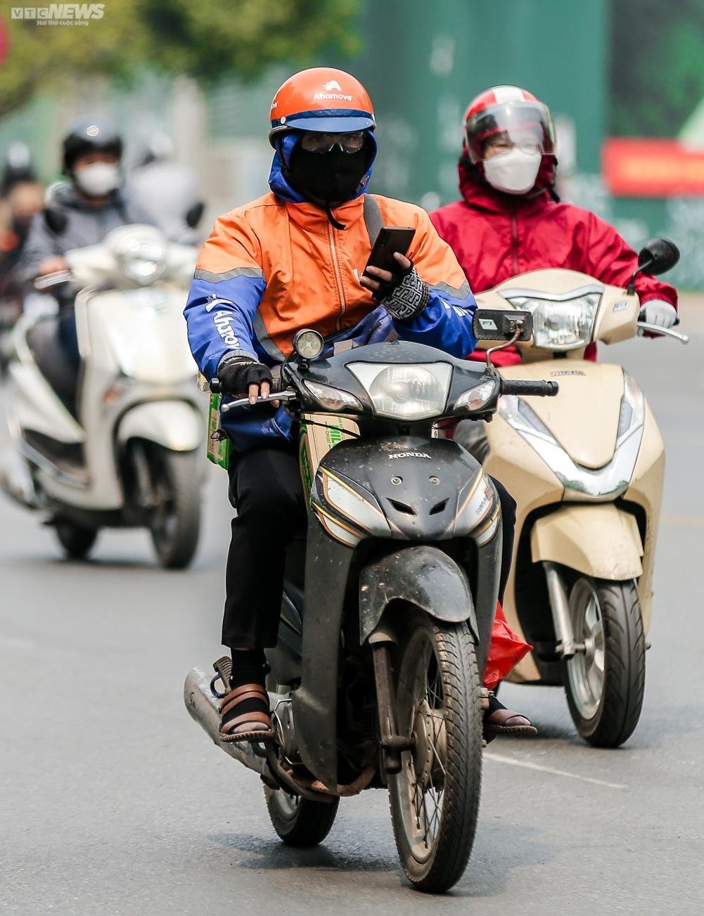 Hà Nội: Người dân vô tư sử dụng điện thoại khi đang lái xe - 2