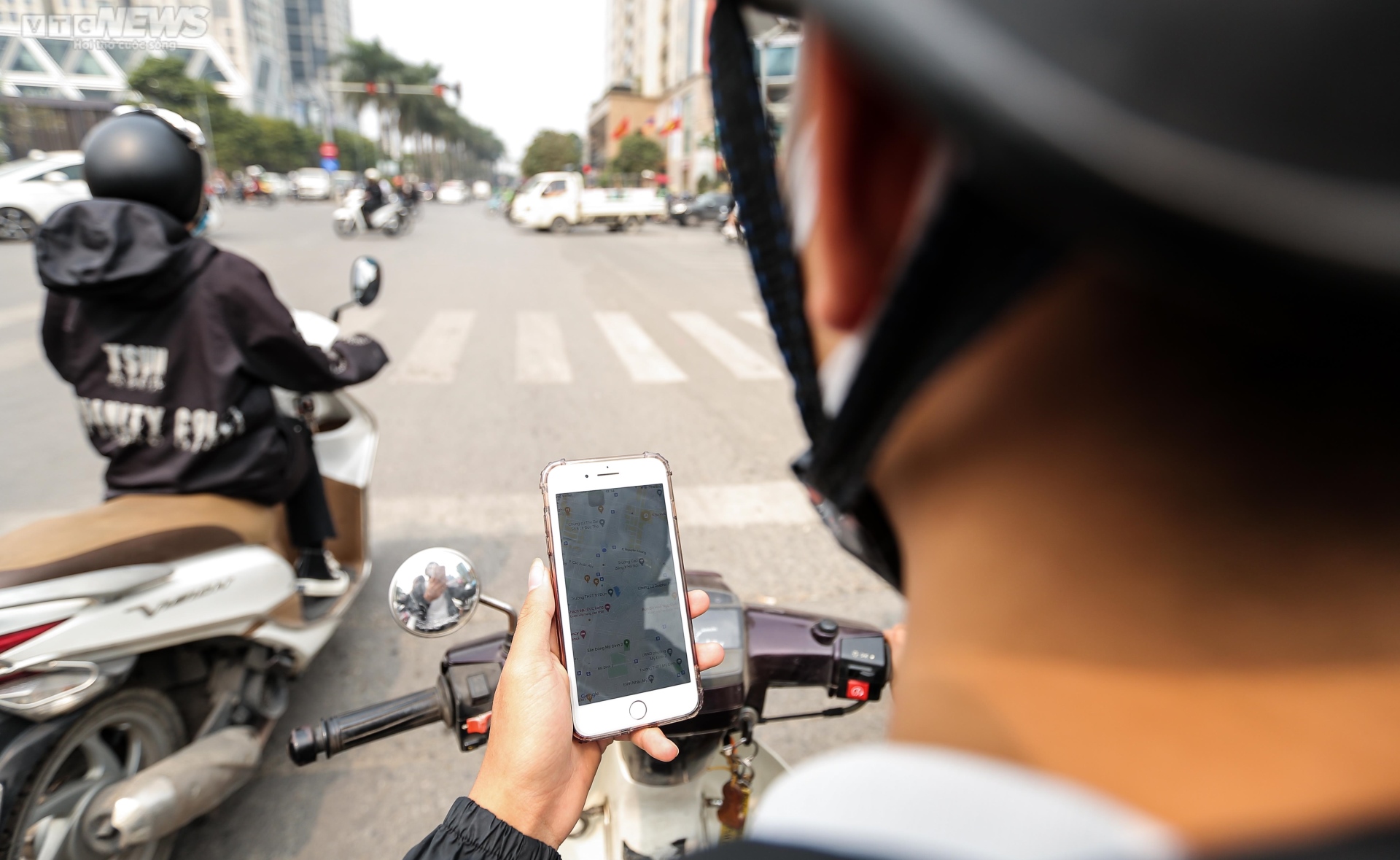 Hà Nội: Người dân vô tư sử dụng điện thoại khi đang lái xe - 5