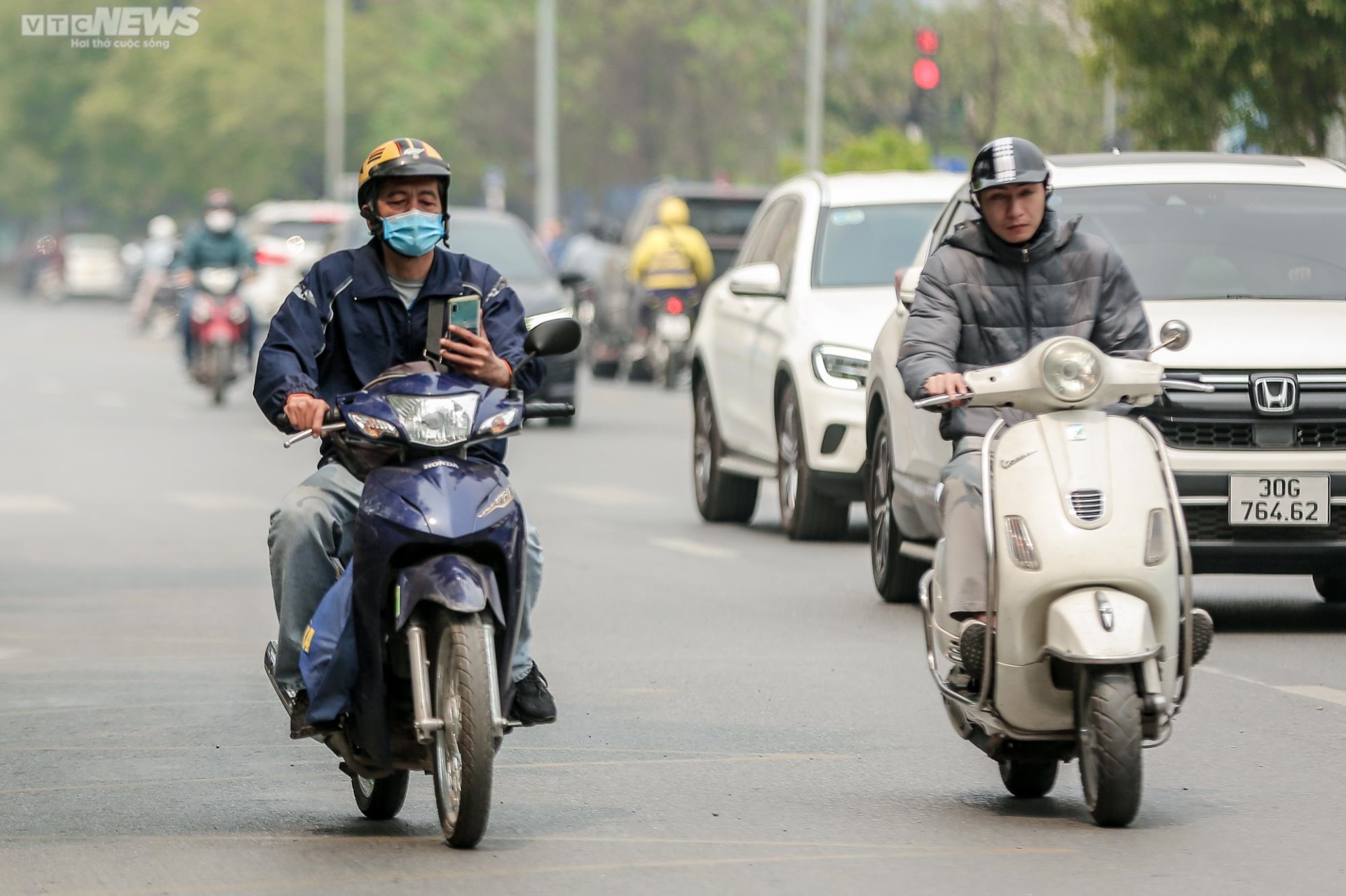Hà Nội: Người dân vô tư sử dụng điện thoại khi đang lái xe - 4