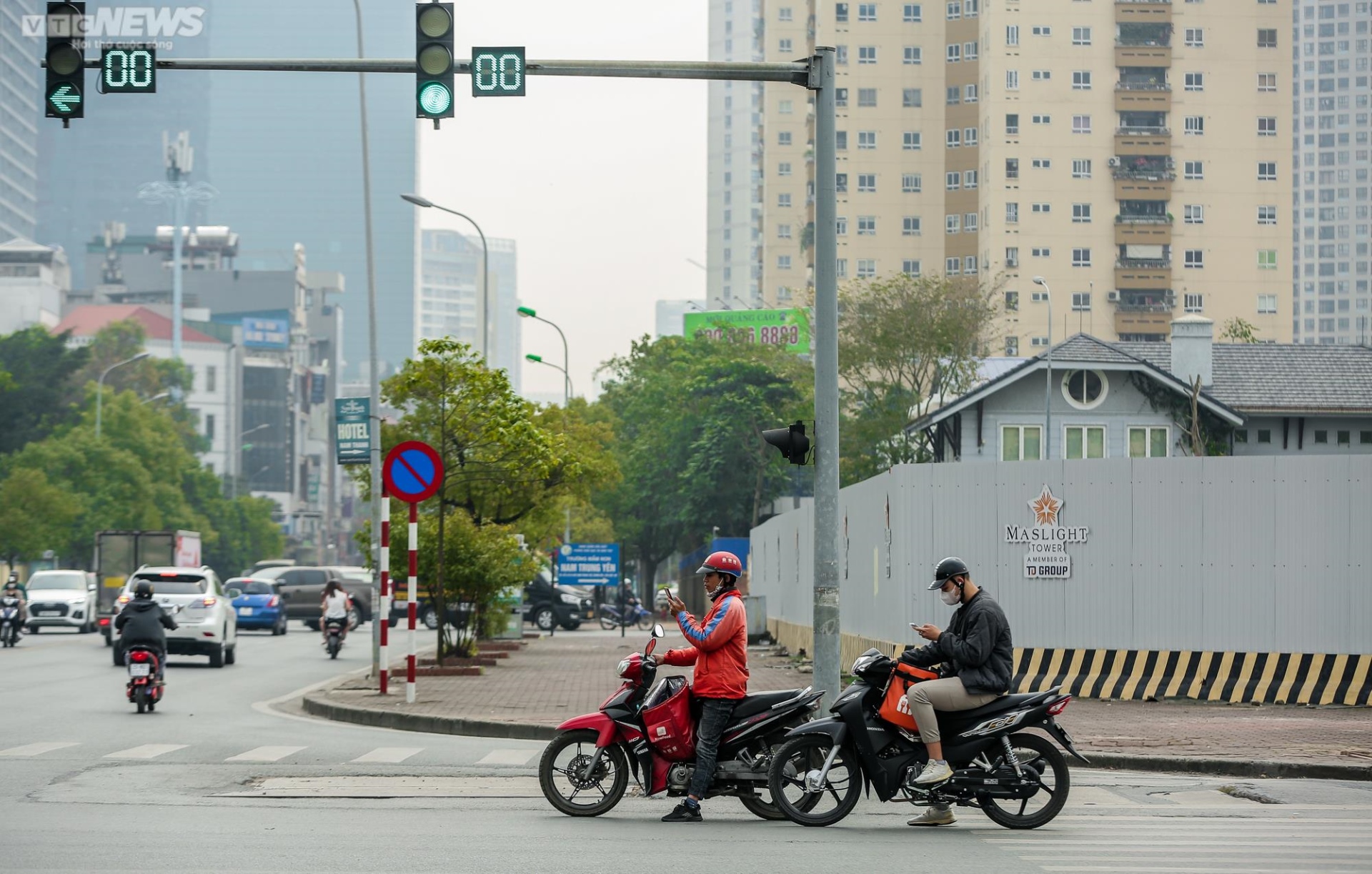 Hà Nội: Người dân vô tư sử dụng điện thoại khi đang lái xe - 9