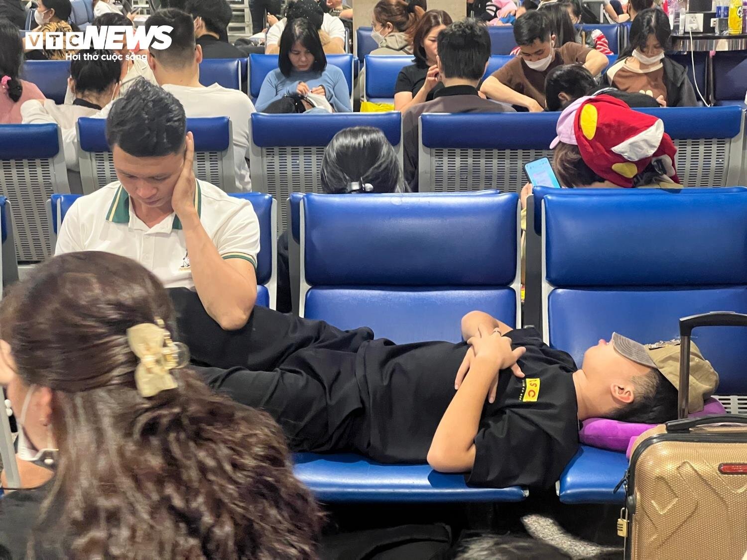 Khách nằm, ngồi la liệt ở sân bay Tân Sơn Nhất ngày 27 Tết - 6
