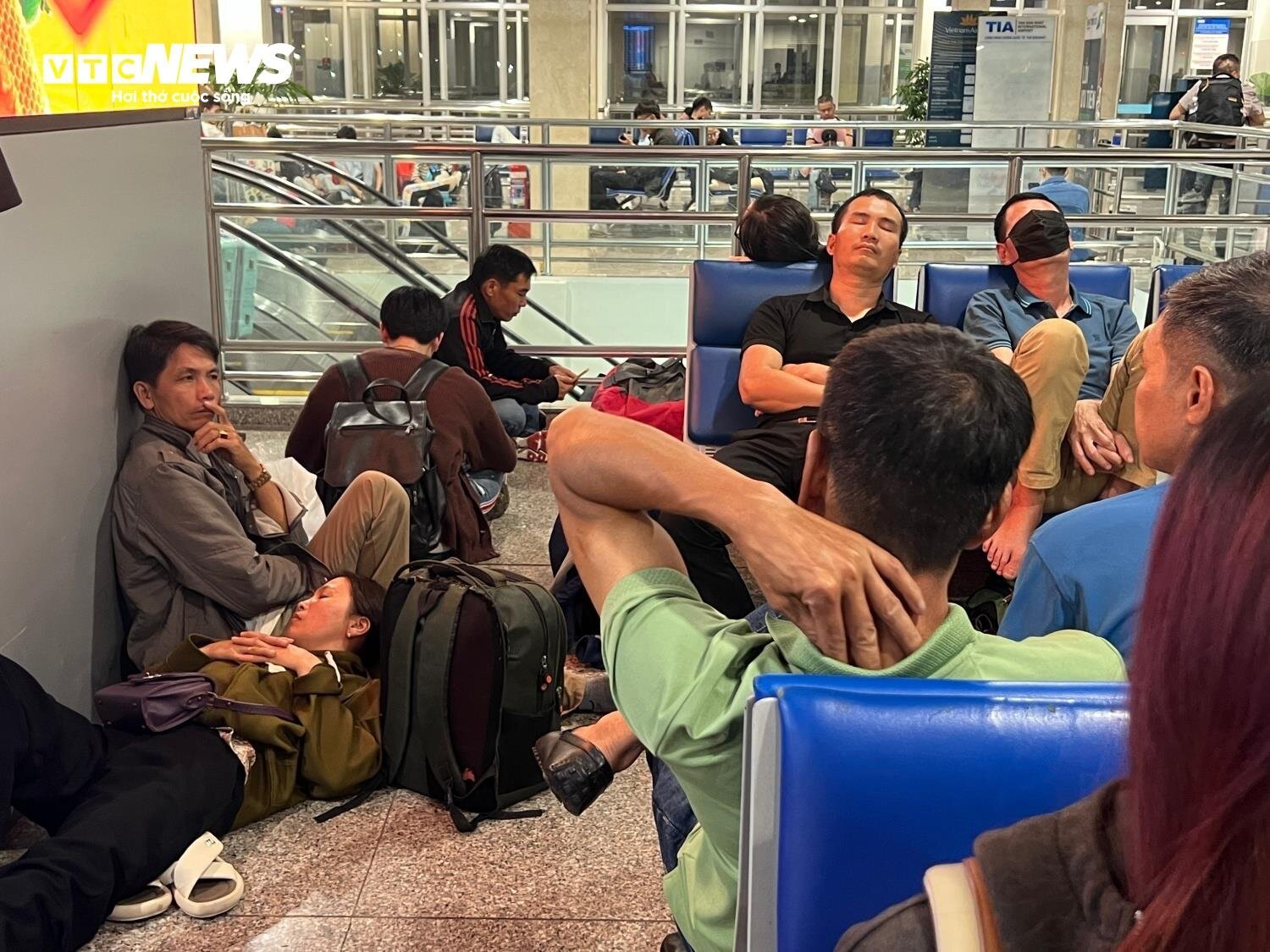 Khách nằm, ngồi la liệt ở sân bay Tân Sơn Nhất ngày 27 Tết - 2