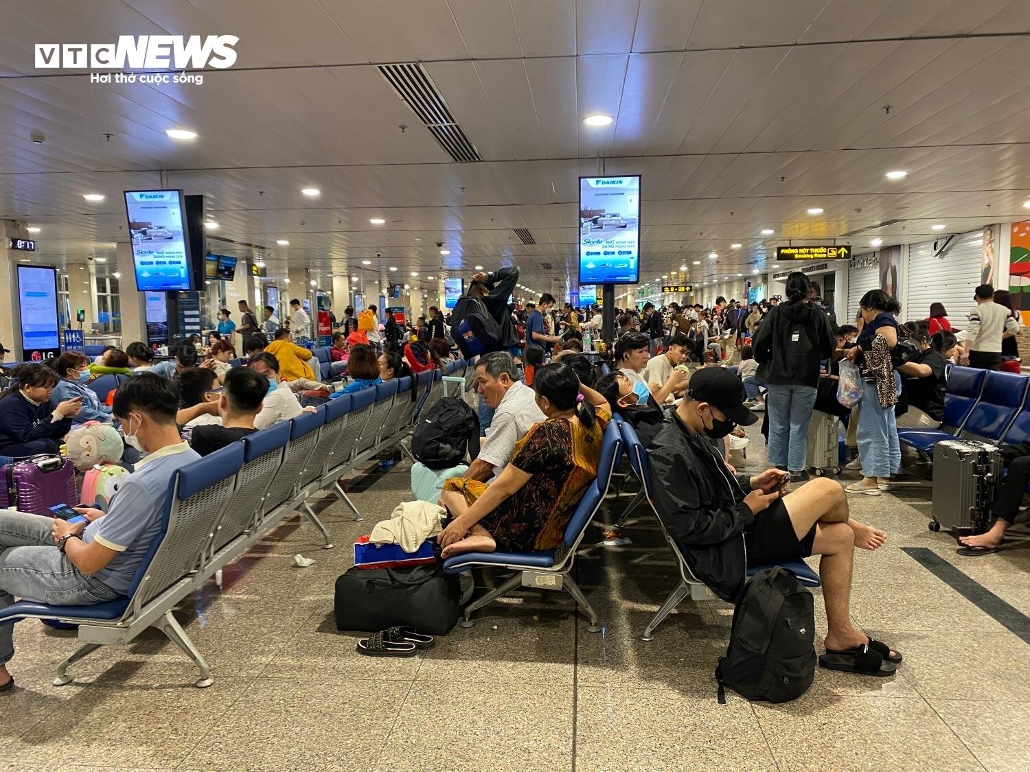 Khách nằm, ngồi la liệt ở sân bay Tân Sơn Nhất ngày 27 Tết - 5